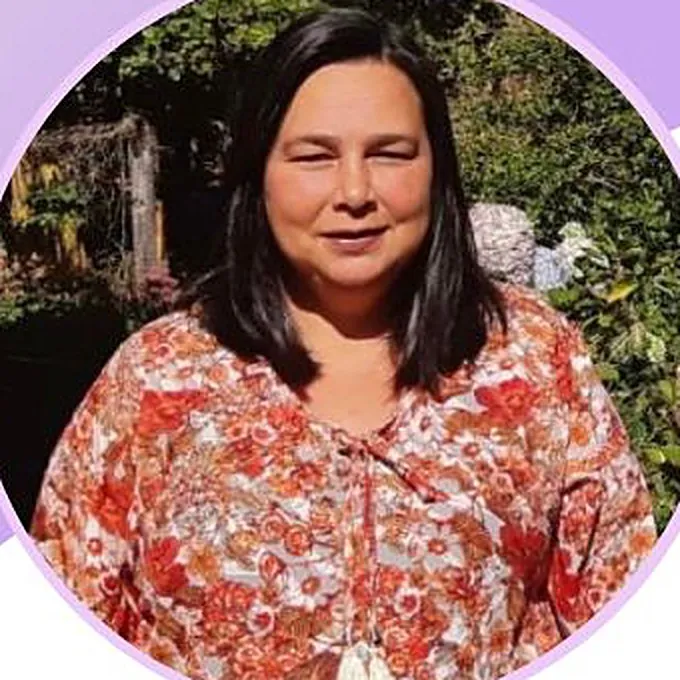 Retrato da psicóloga Ione Neiva sorrindo, em um jardim